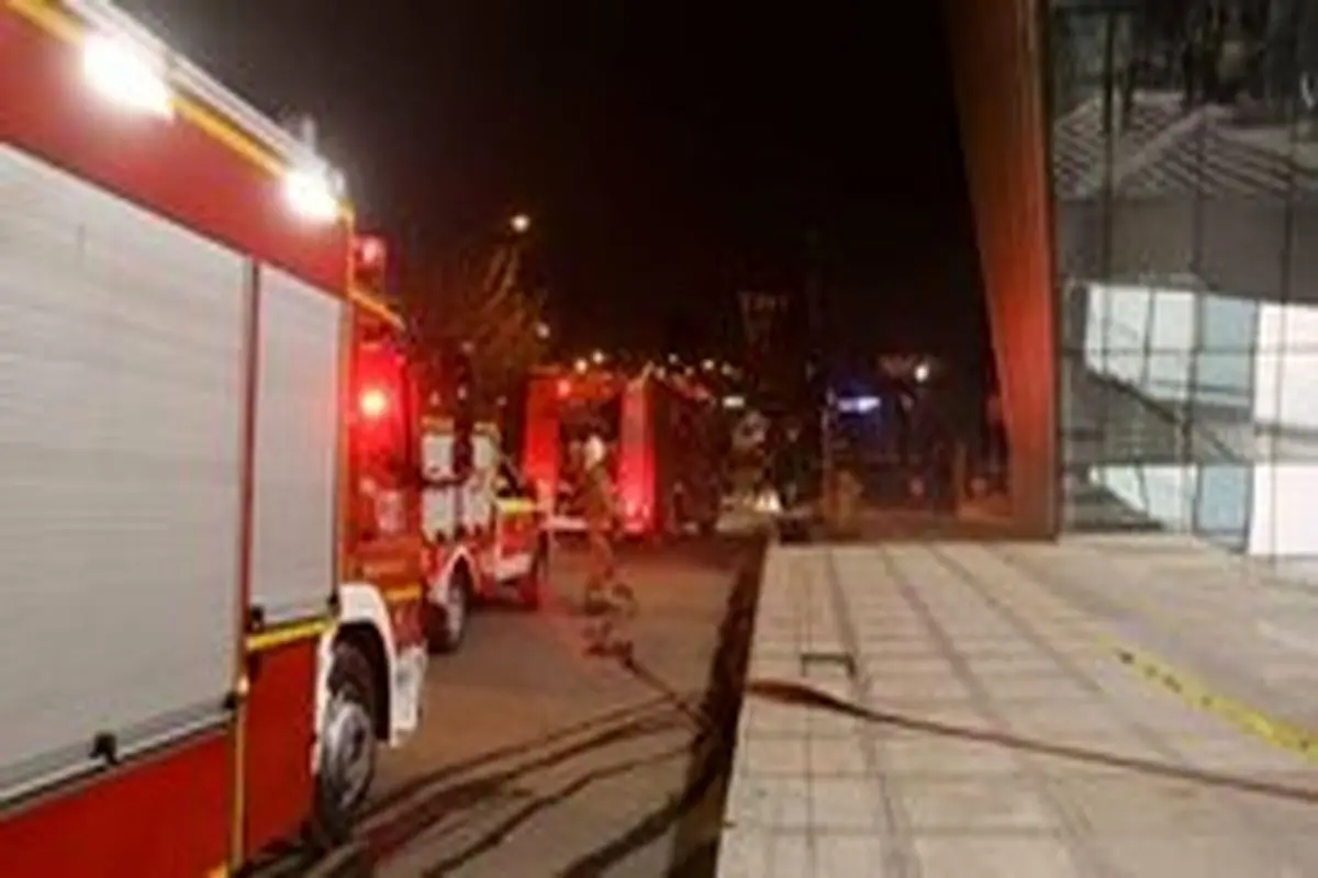 آتش‌سوزی در طبقه منفی ۶ یک ساختمان دولتی/ یک آتش‌نشان آسیب دید