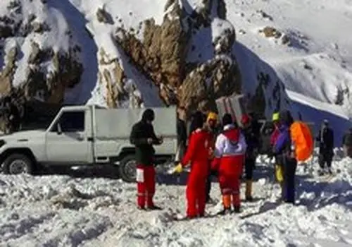  امدادرسانی به ۱۰۰ مسافر گرفتار در برف و کولاک اشنویه+ فیلم