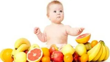 از چه سنی می‌توانیم به کودک خوراک میوه بدهیم؟