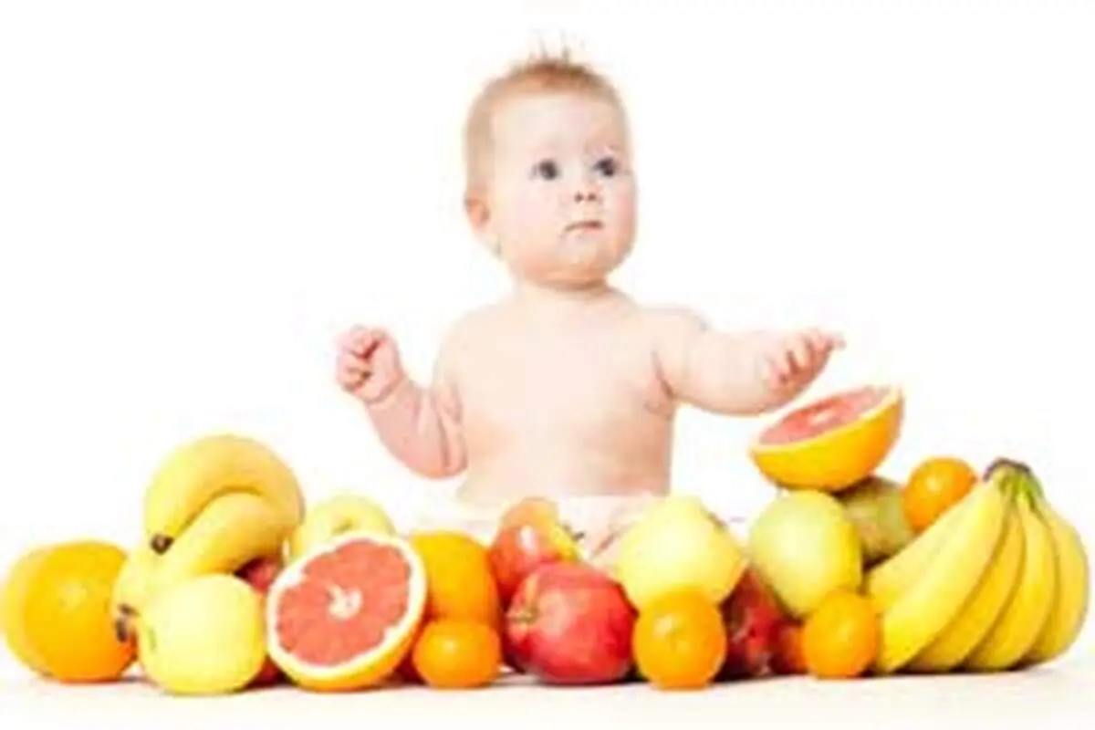 از چه سنی می‌توانیم به کودک خوراک میوه بدهیم؟