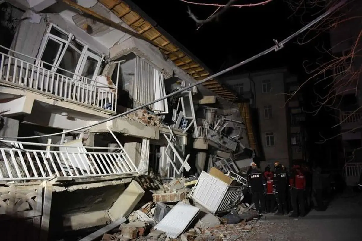 ببینید | نجات معجزه آسای دختر ۵ ساله از زیر آوار زلزله پس از ۲۴ ساعت