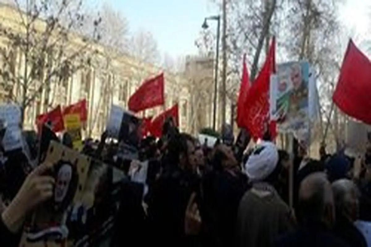 برگزاری تجمع اعتراض به سخنان ظریف مقابل وزارت خارجه +عکس