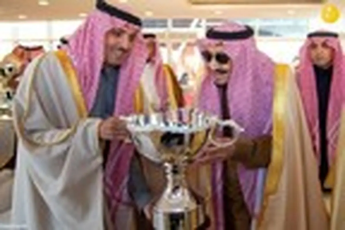 پادشاه سعودی با عینک آفتابی در جشنواره شتر