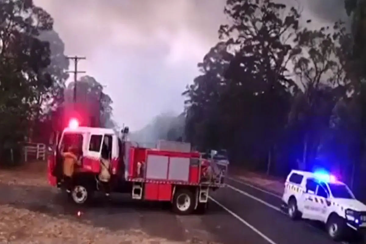 سرعت پیشروی حریق، آتش‌نشانان استرالیایی را فراری داد