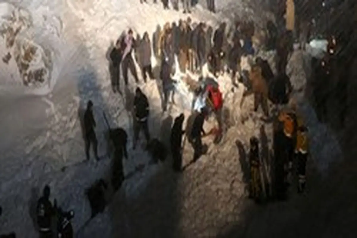 مینی‌بوسی با ۱۵ سرنشین در «وان» ترکیه زیر بهمن دفن شد+عکس