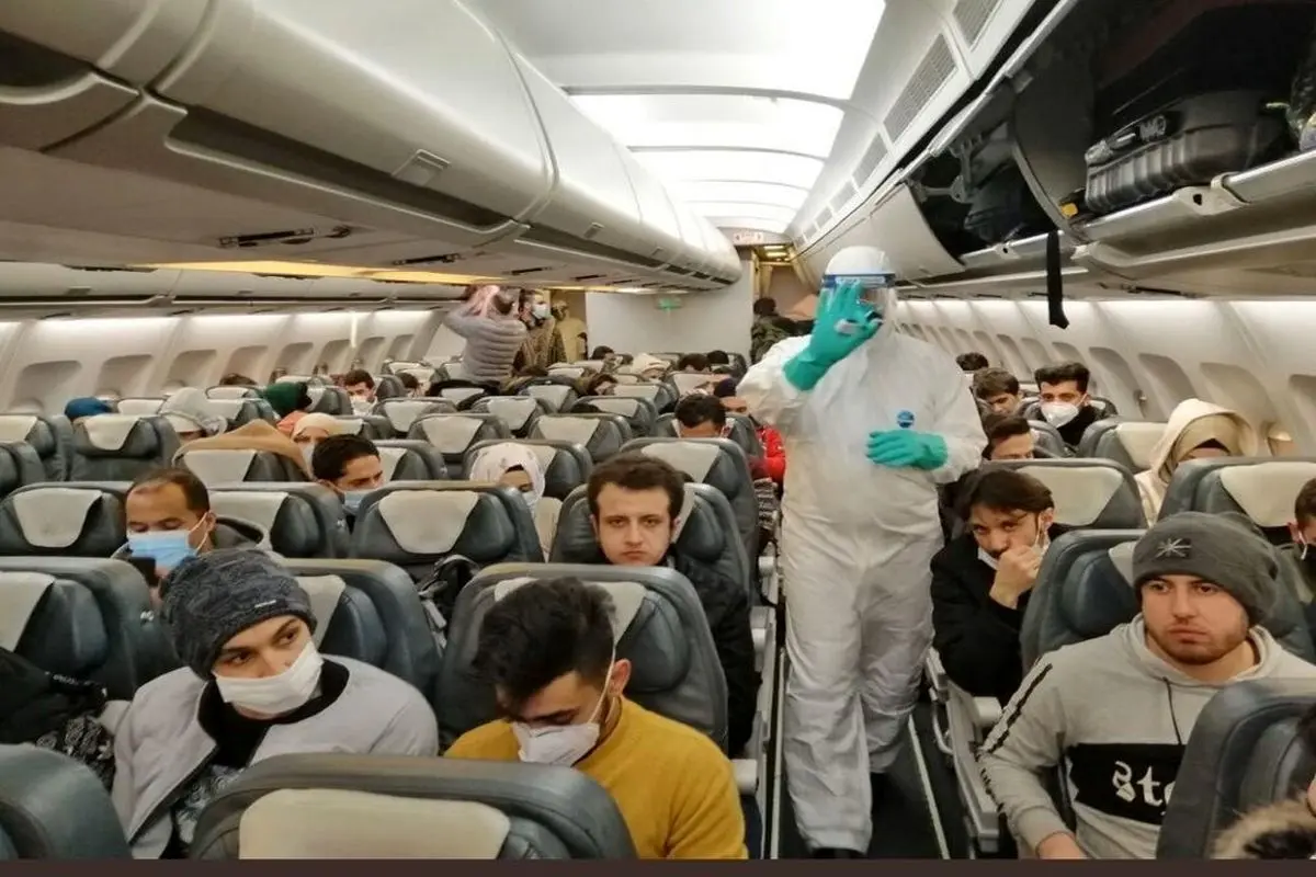 عکس/تصویری از دانشجویان ایرانی مقیم ووهان که به تهران برگشتند در داخل هواپیما