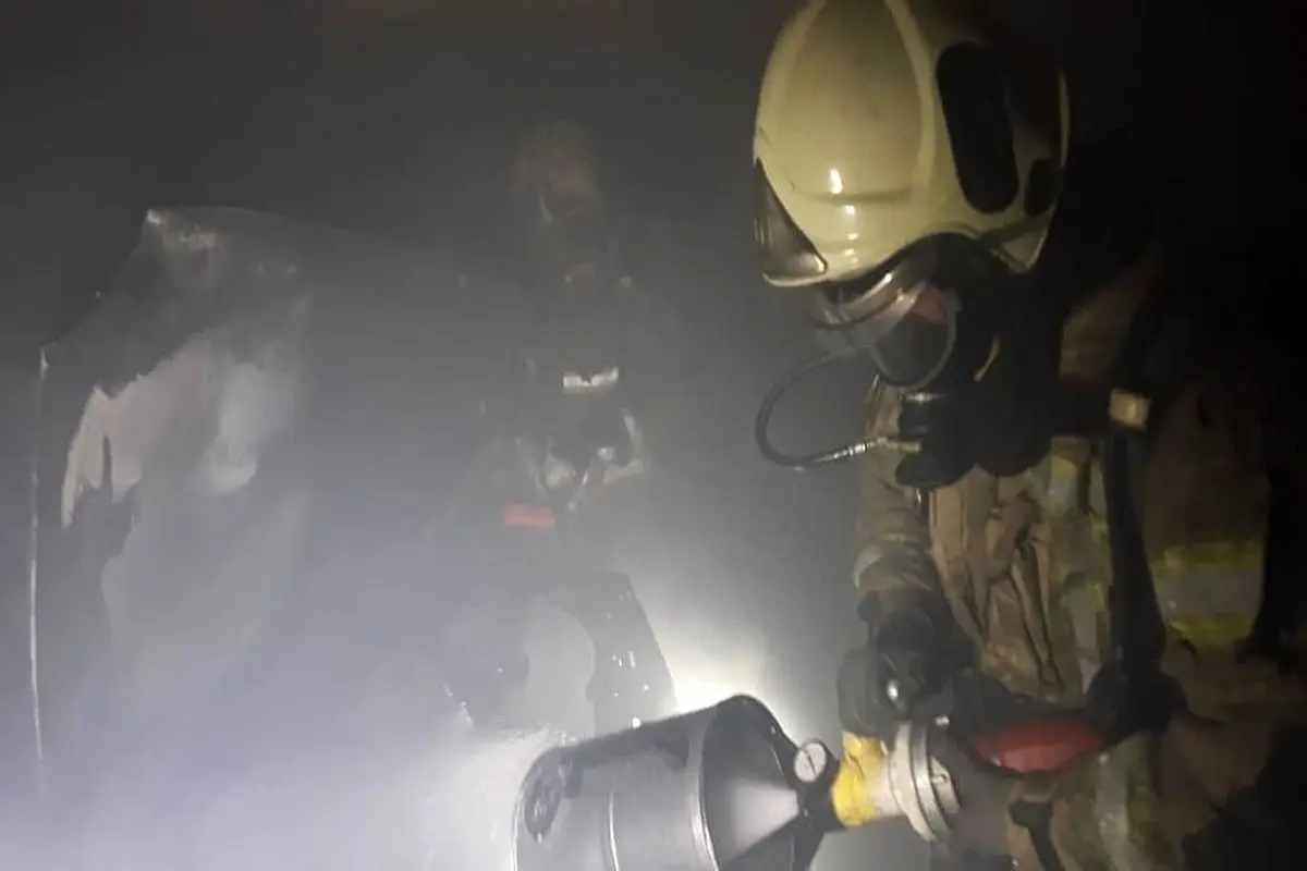آتش سوزی ساختمان مسکونی ۴ طبقه در میدان ابوذر/ ۳ خودرو پراید و BMW طعمه حریق شدند+تصاویر و فیلم