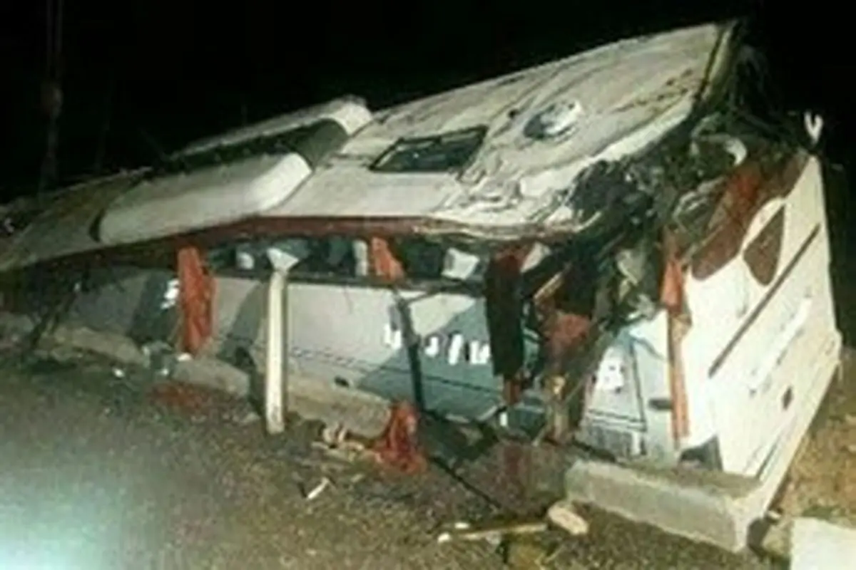 واژگونی اتوبوس در محور اراک ـ ملایر / ۱۶ مسافر مجروح شدند