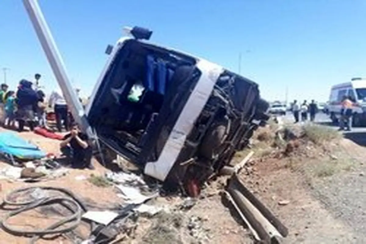 واژگونی اتوبوس در فارس/ ۱۵ نفر مصدوم شدند
