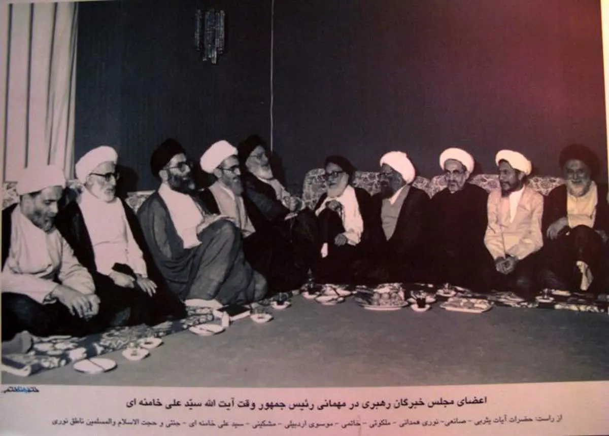 ضیافت اعضای مجلس خبرگان با آیت الله خامنه ای رئیس جمهور وقت/1366 شمسی