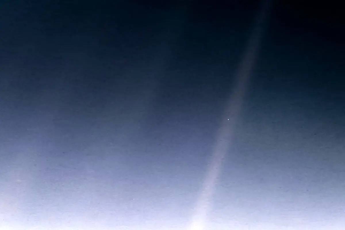 عکس روز ناسا، نقطه آبی کم‌رنگ