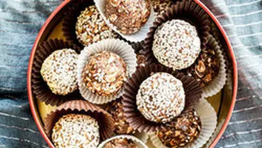 طرز تهیه‌ی حلوای خرما مجلسی؛ با شیر و بدون شیر