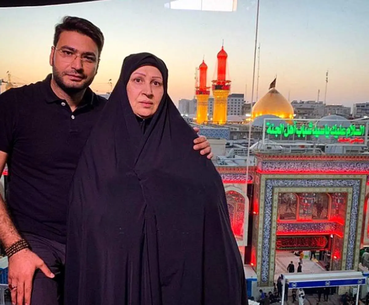 مجری تلویزیون در جوار مادرش
