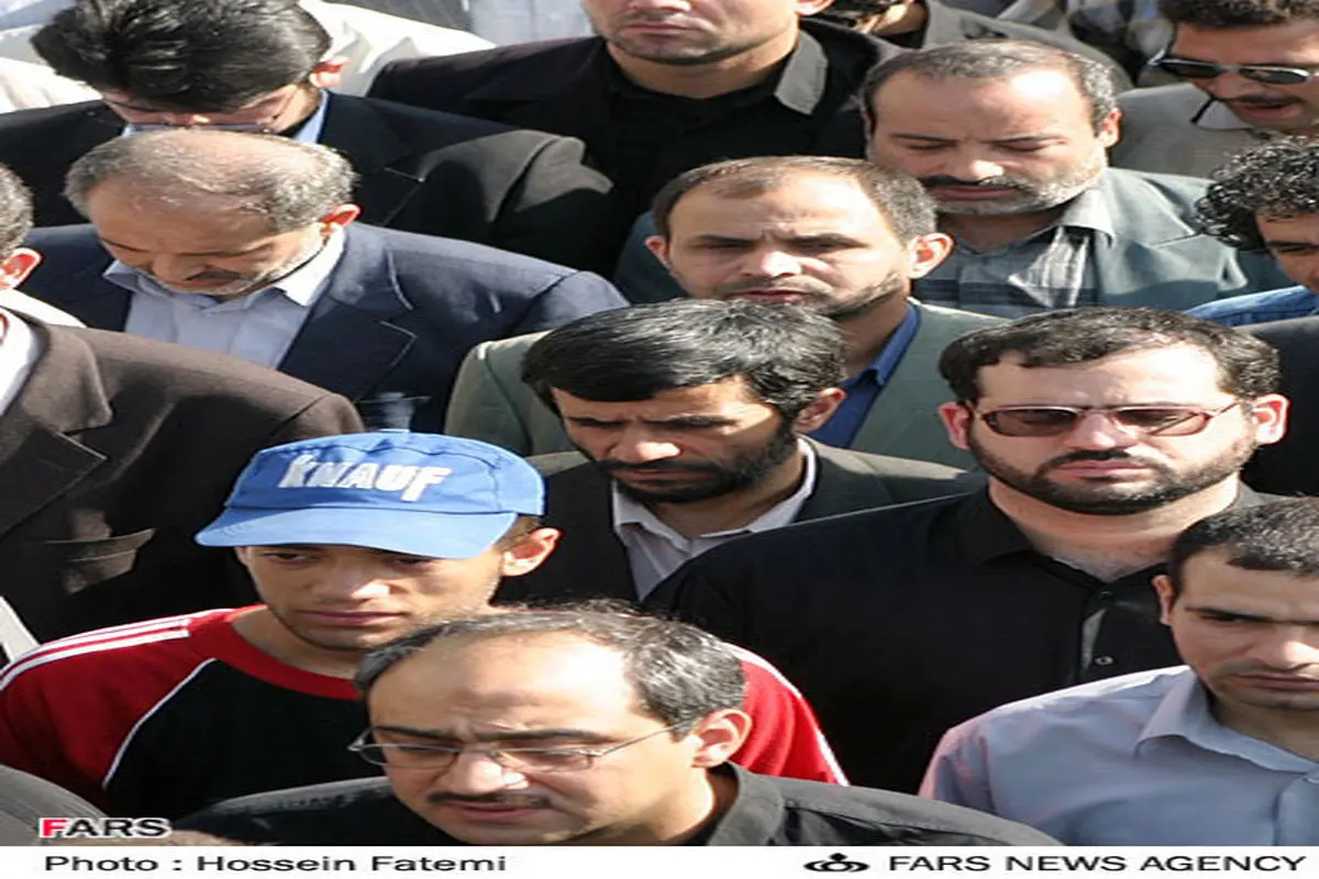 عكس :محمود احمدی‌نژاد درحال خواندن نماز ميت در تشيع جنازه محمدرضا آقاسی