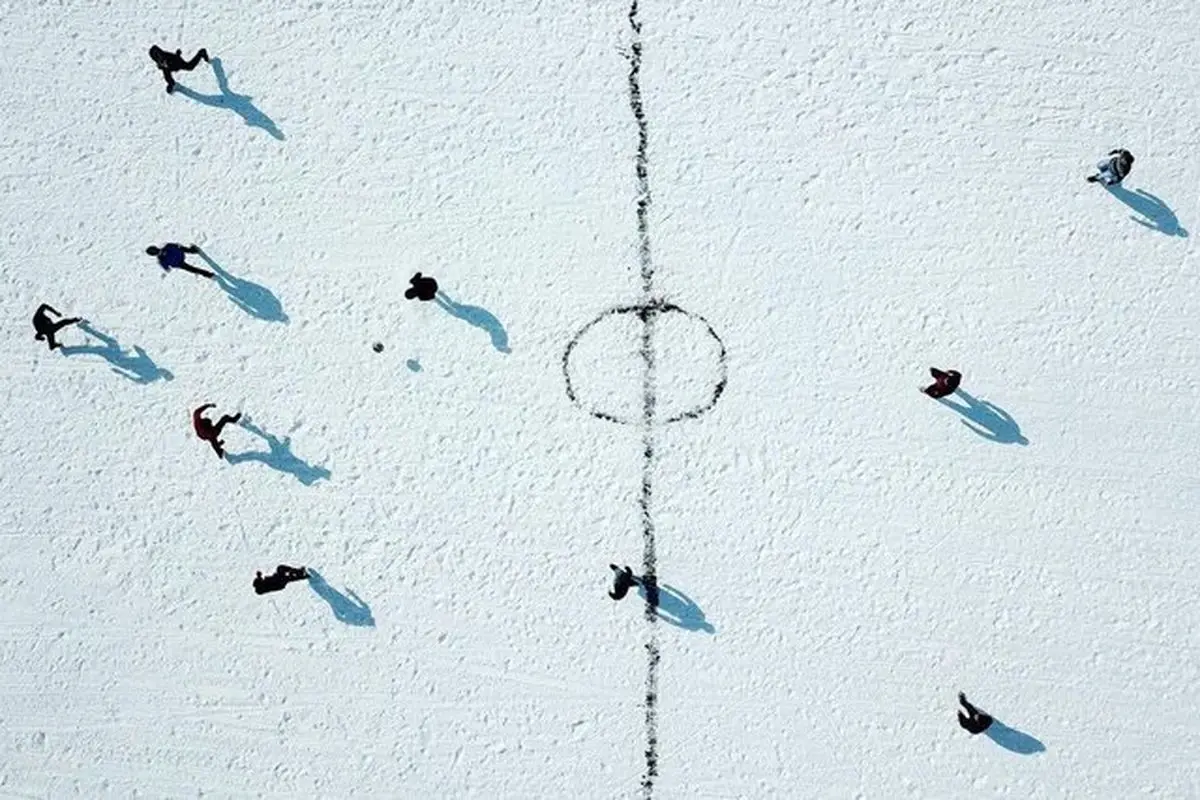 فوتبال روی یخ +عکس