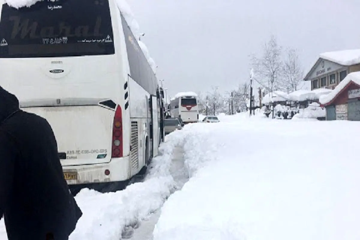 نمایی از مسافران گرفتار در برف سنگین گیلان