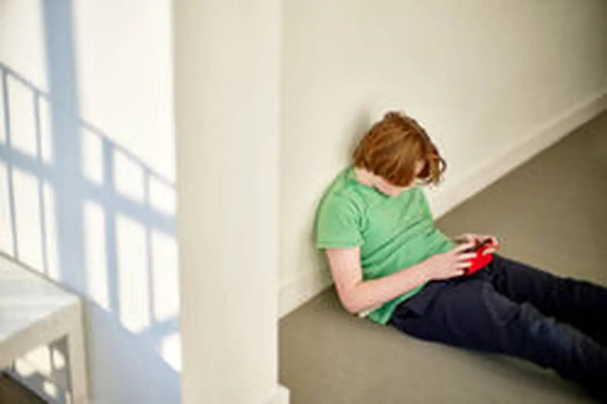 افسردگی نوجوانان در اثر نشستن بیش از حد