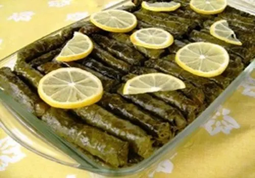 طرز تهیه دلمه برگ مو با چاشنی رب انار