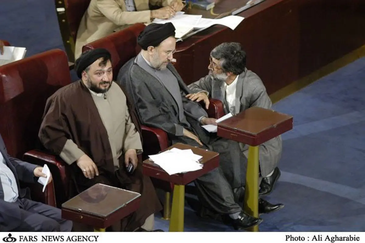 عکس: گفتگوی غلامعلی حدادعادل با سیدمحمدخاتمی در مجلس هفتم