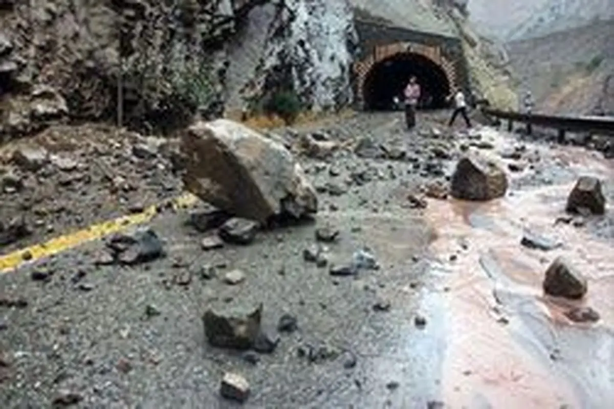 ریزش سنگ در جاده امامزاده داود (ع) تهران