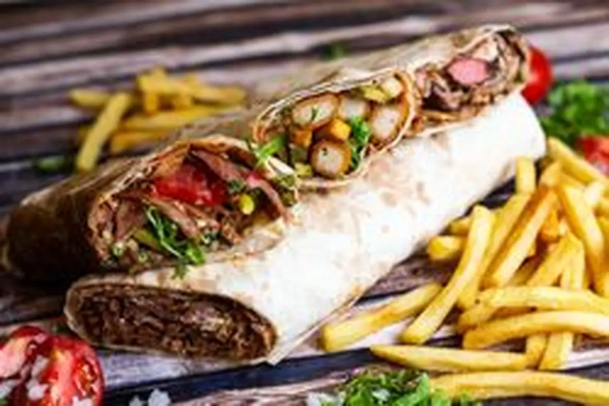 شاورما، لقمه‌ی لذیذ لبنانی در کنار سالاد فتوش