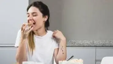اشتباهی در جویدن غذا که زشت و پیرتان می‌کند