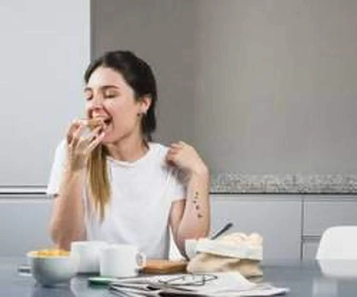 اشتباهی در جویدن غذا که زشت و پیرتان می‌کند