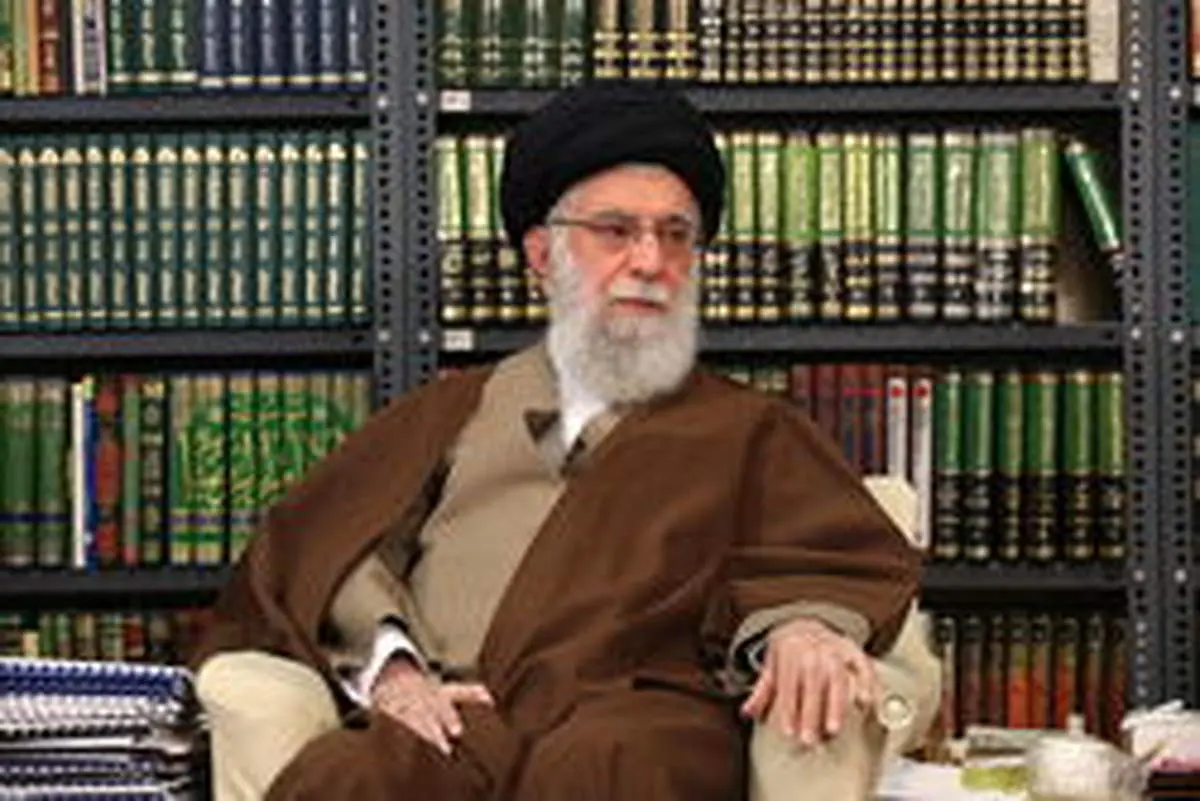 ماجرای کلید زنگی که روز پنجشنبه در کنار دست رهبر انقلاب بود + عکس