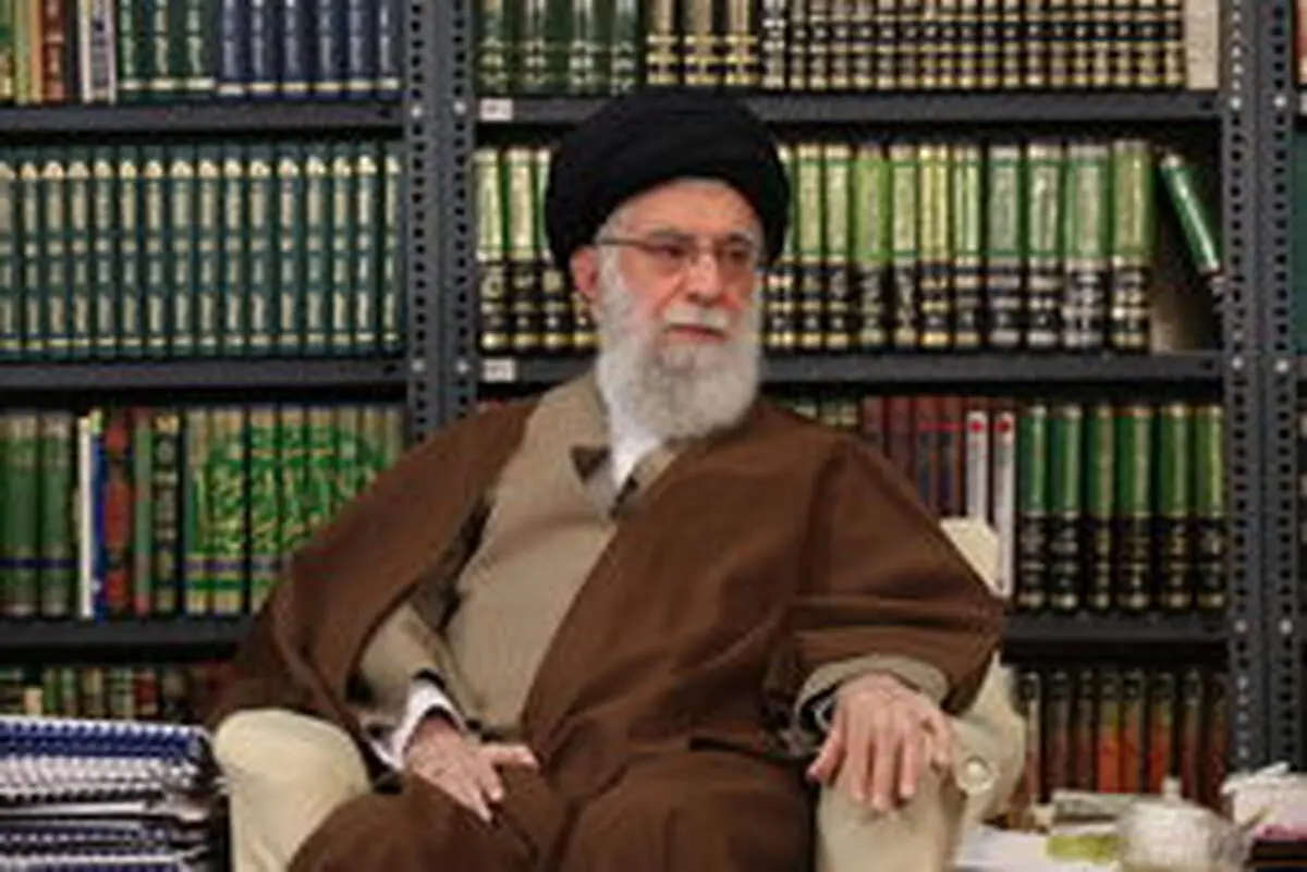 ماجرای کلید زنگی که روز پنجشنبه در کنار دست رهبر انقلاب بود + عکس