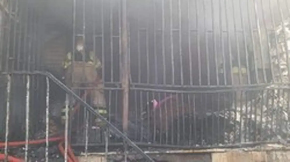 سوختگی دو نفر درپی حریق یک انبار در خیابان مولوی +عکس