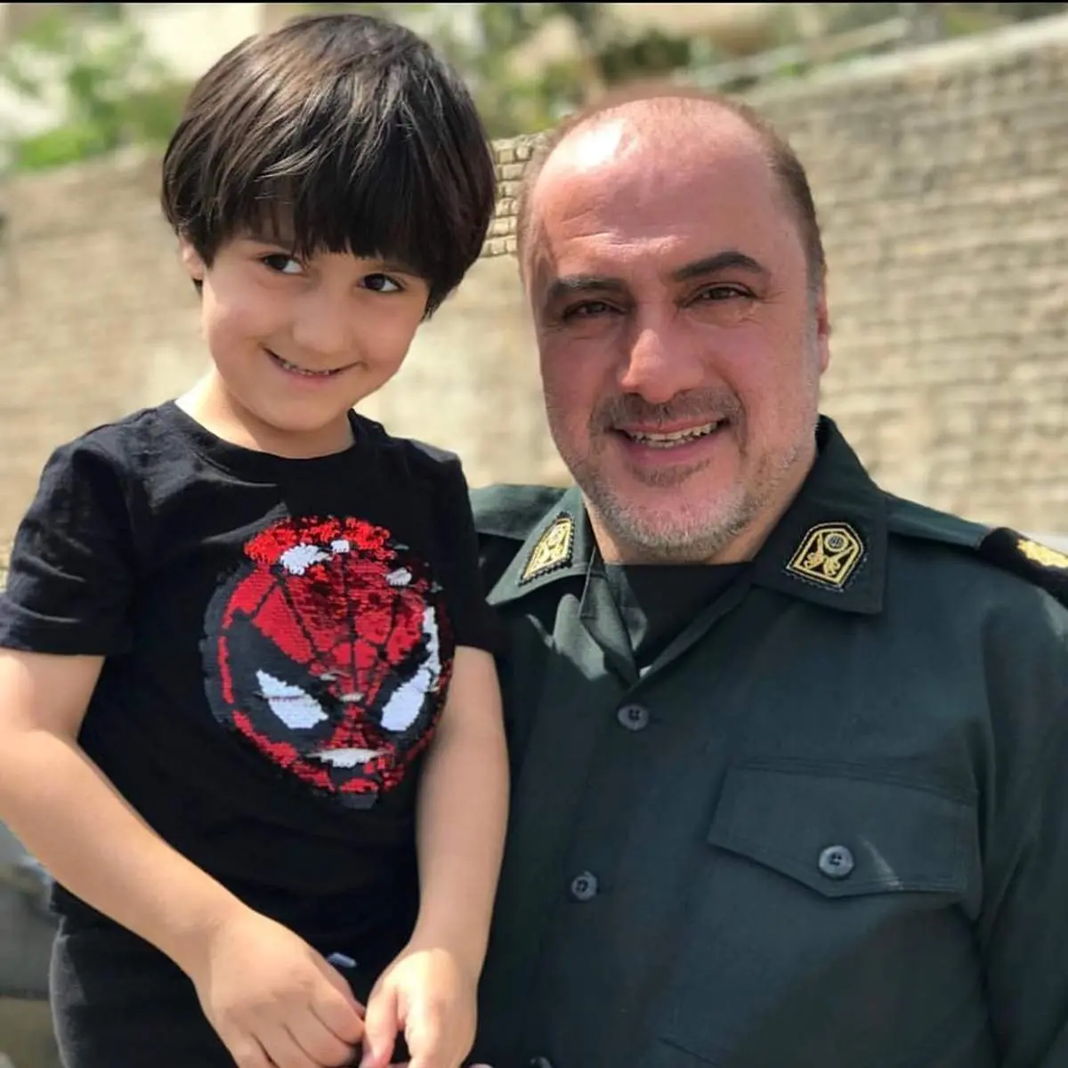 پسرِ برزو ارجمند در آغوش فرهاد قائمیان