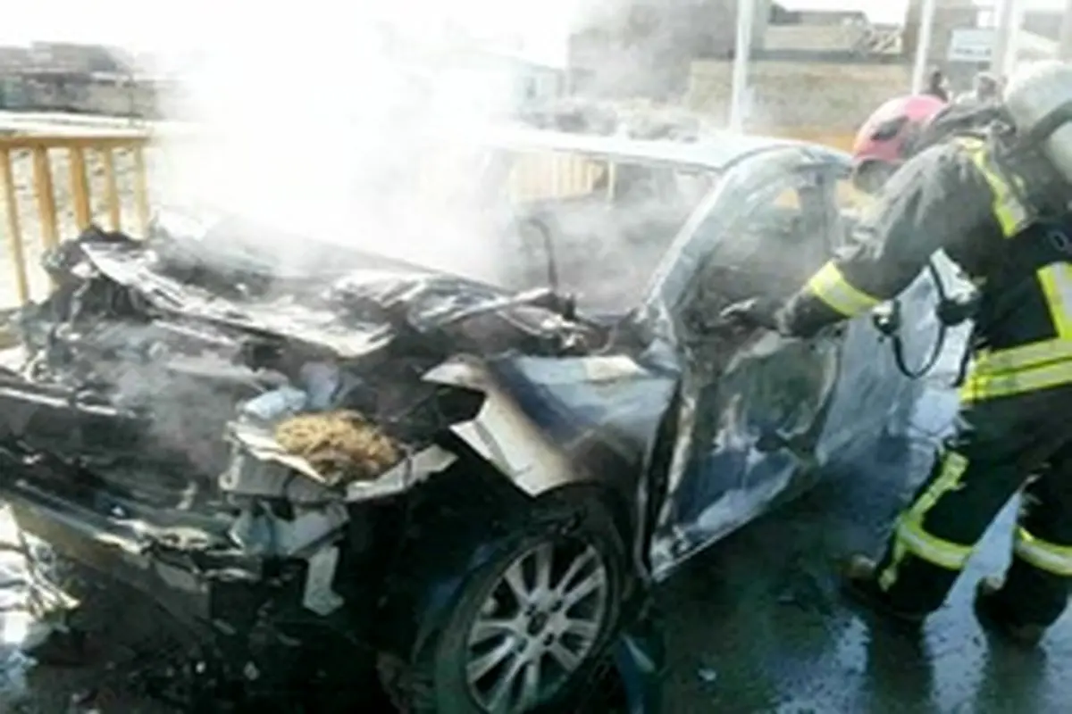 نجات جان چهار نفر از حریق خودرو در مشهد