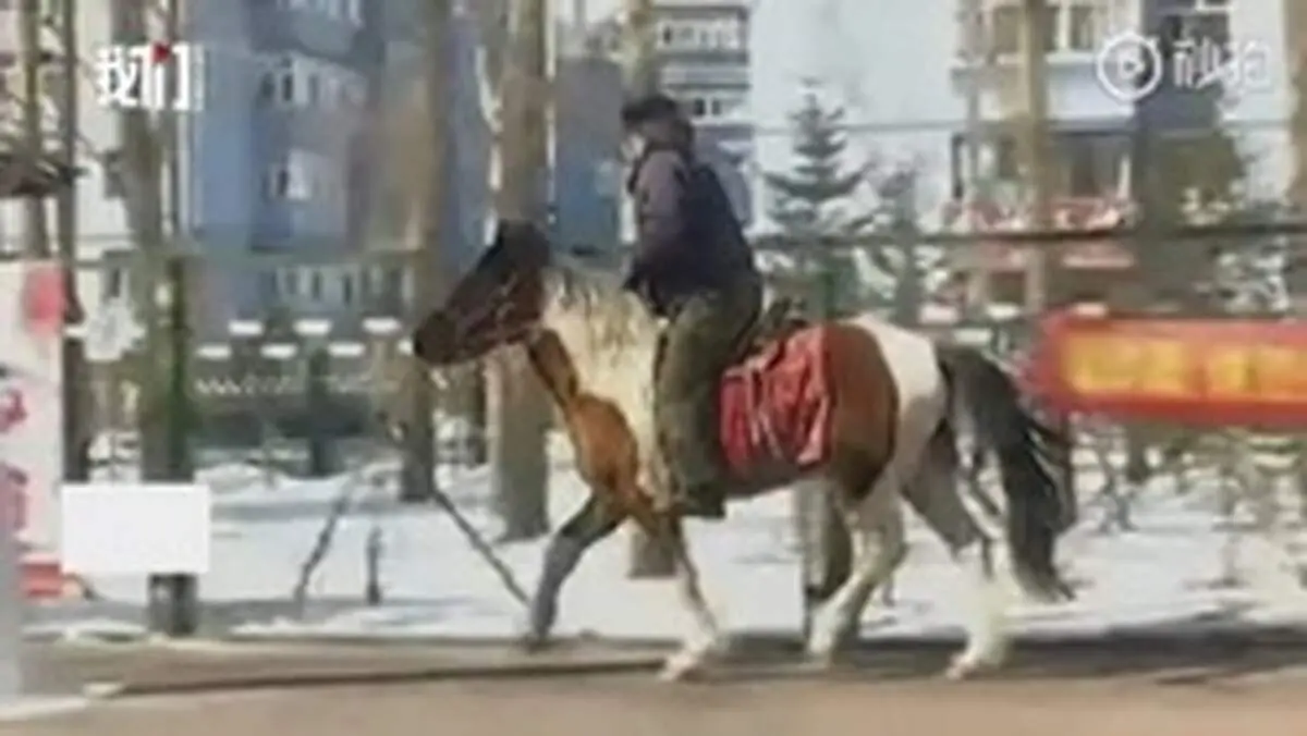 اقدام عجیب شهروند چینی در شهر! +فیلم