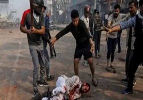 آخرین بوسه پدر بر رخسار پسر+فیلم / لحظه غم انگیز وداع پدر شهید سید محمدعلی آل هاشم 