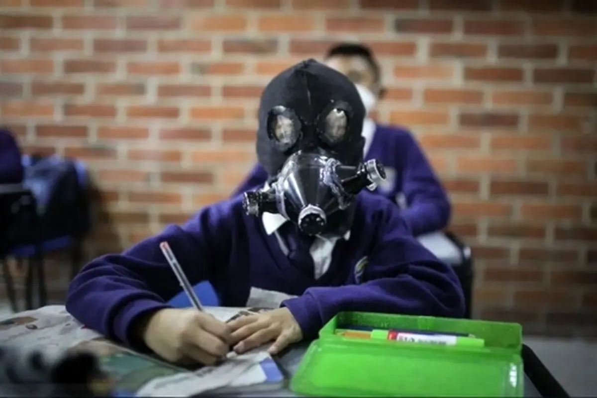 عکس/دانش‌آموز آمریکایی در کلاس درس و با ماسک دست ساز