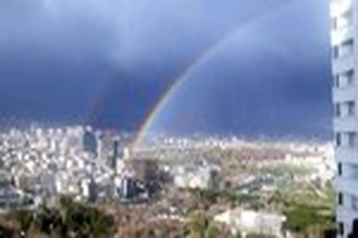 رنگین کمان در آسمان تهران در آخرین روز سال ۹۸