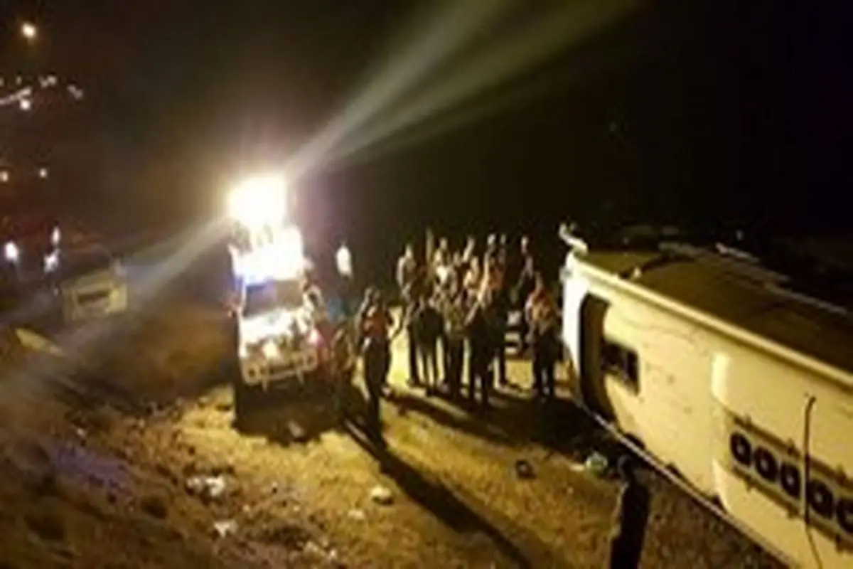واژگونی اتوبوس در محور زاهدان-کرمان با یک کشته و ۸ مصدوم
