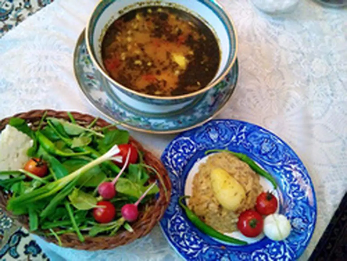 آبگوشت غوره و گوجه فرنگی