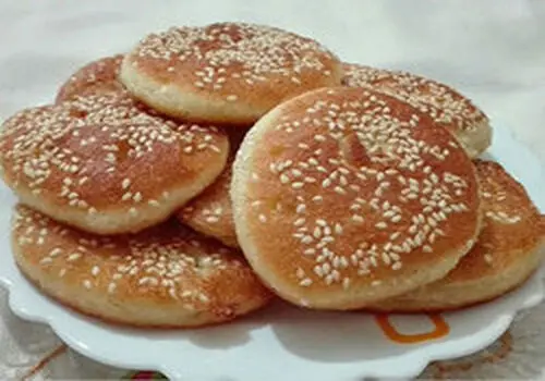 طرز تهیه متفاوت ترین شیرینی کنجدی با ذغال اخته+ فیلم / پخت شیرینی کنجدی سریع و ساده فقط در ۱۵ دقیقه