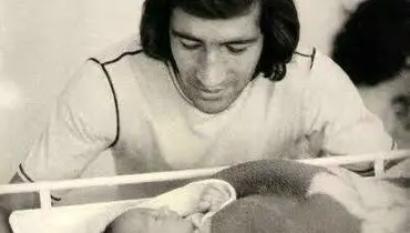 تصویری از نوزادی آتیلا حجازی در کنار پدرش