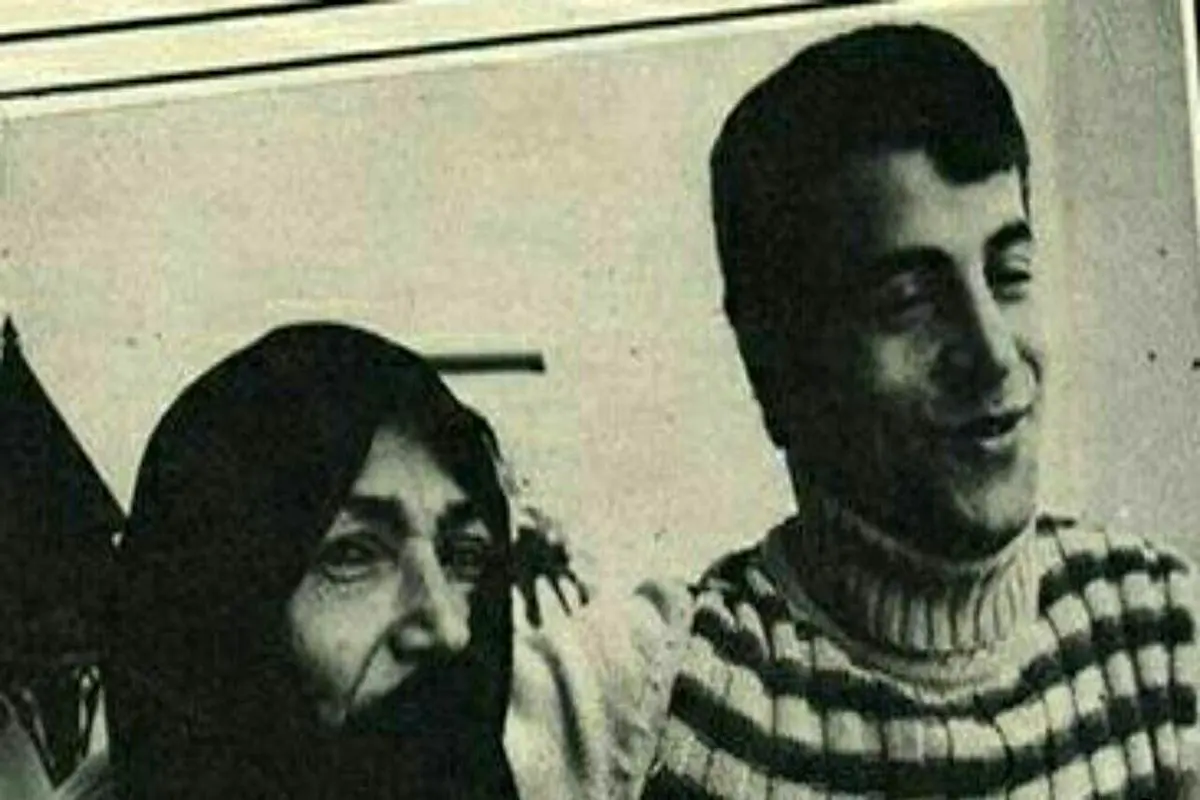 علی پروین در کنار مامان نصرت