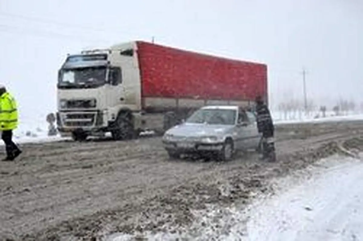بارش برف و باران در محور‌های ١٣ استان