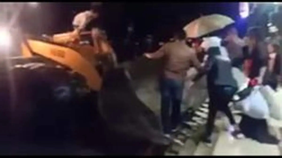 عروس را با بیل مکانیکی به خانه بخت بردند