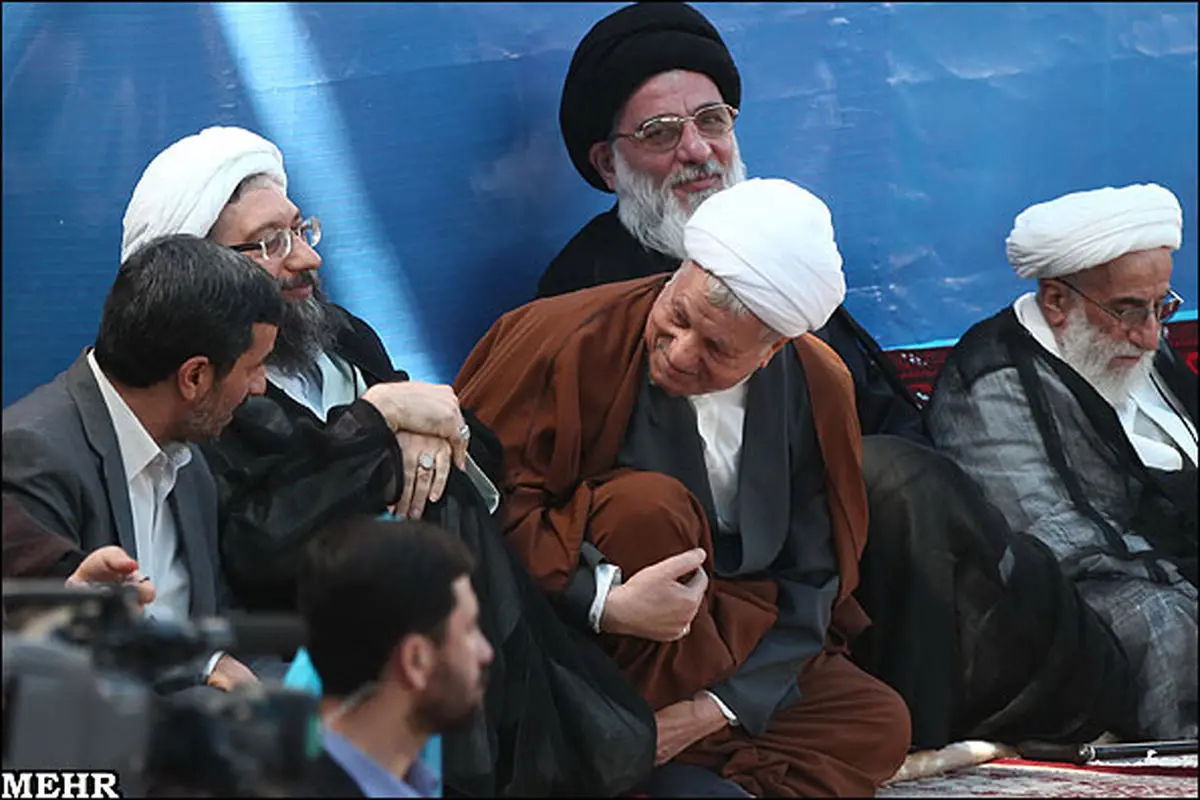 عكس:خوش و بش احمدي نژاد و هاشمي رفسنجاني درمراسم  سالگرد ارتحال امام(ره)
