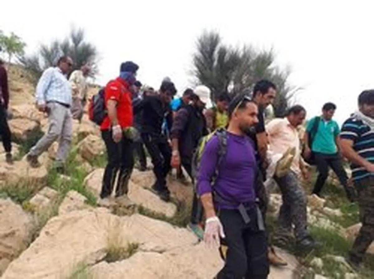 انتقال جسد فرد سقوط کرده از ارتفاعات باشت +عکس
