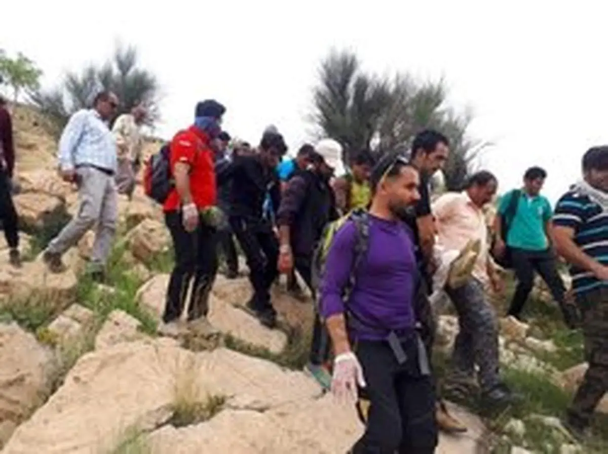 انتقال جسد فرد سقوط کرده از ارتفاعات باشت +عکس