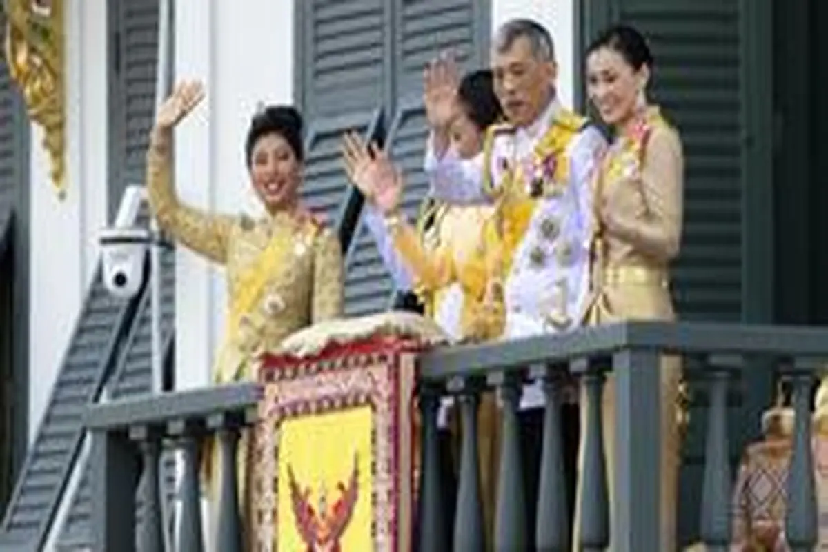 پادشاه تایلند به همراه ۲۰ زن به قرنطینه رفت