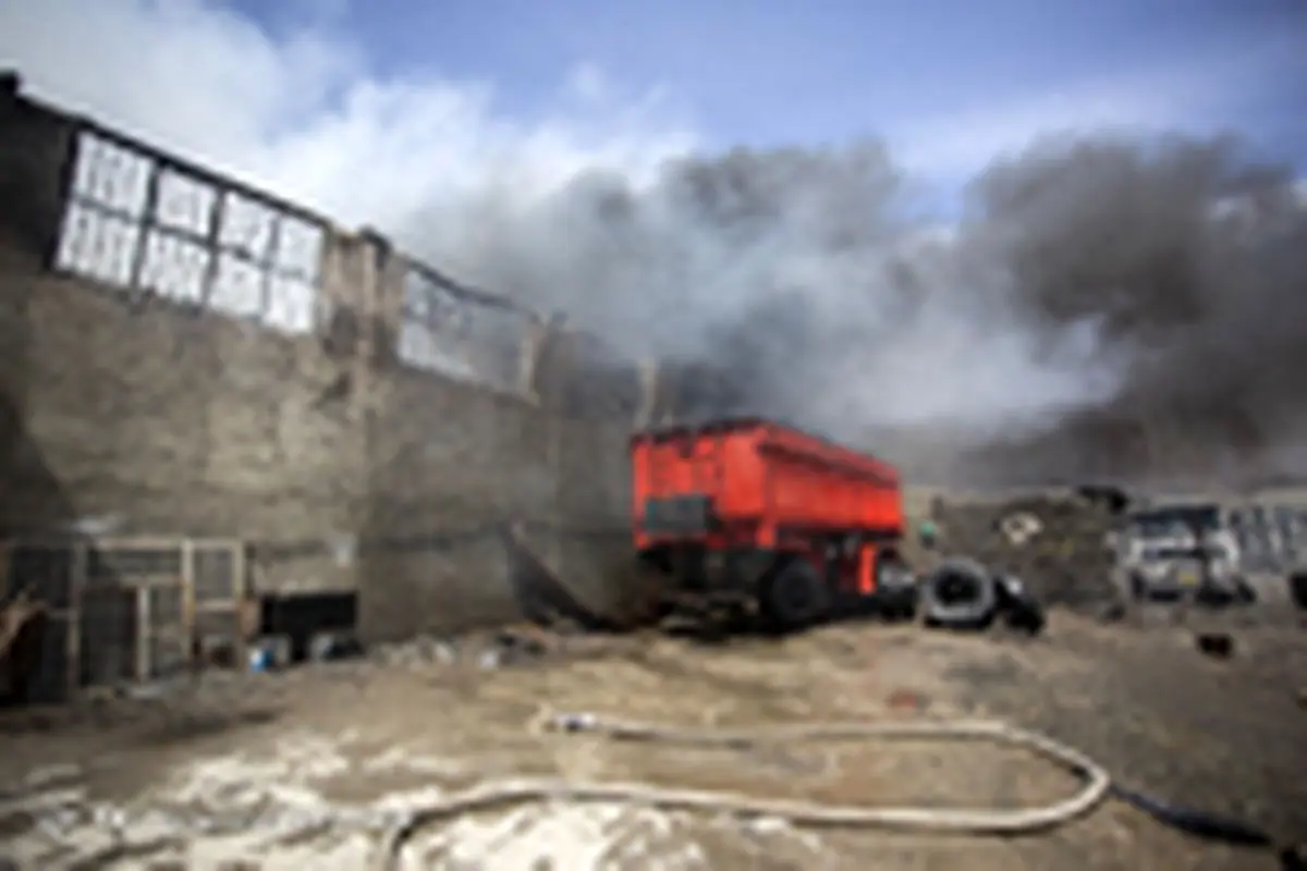 آتش سوزی انبار لوازم یدکی خودرو در همدان