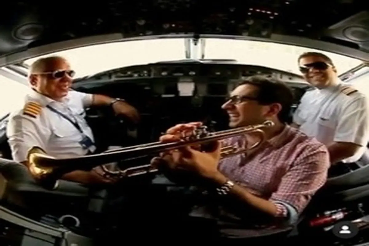 نوازندگی خواننده پاپ در کابین خلبانی هواپیما