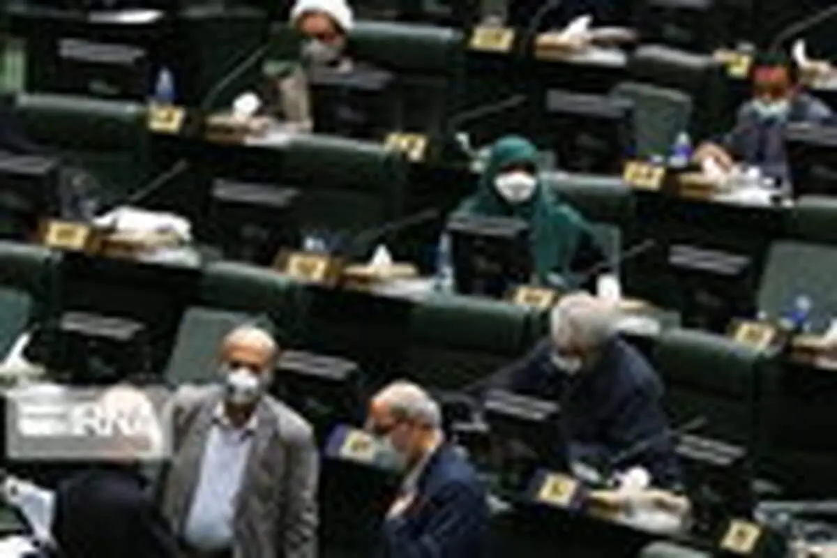 نمایندگان همچنان فاصله اجتماعی را رعایت نمی‌کنند